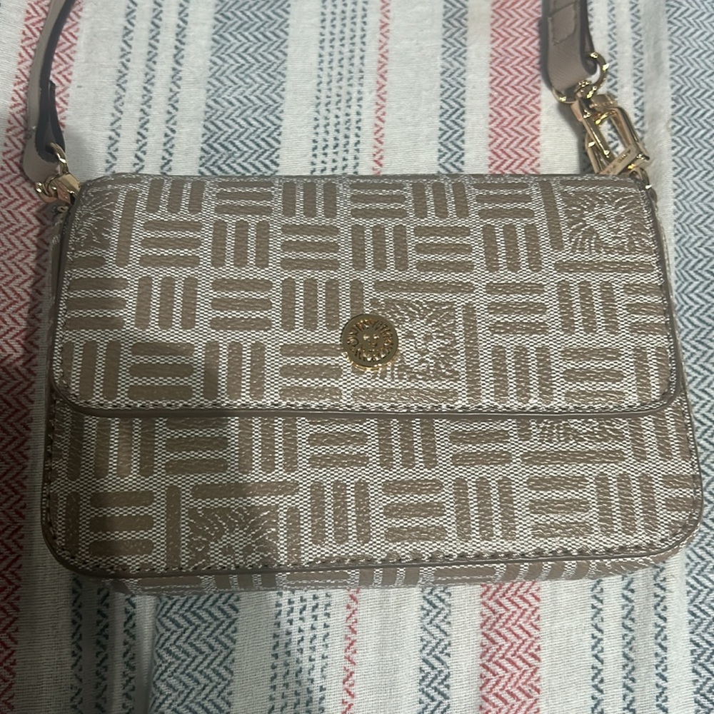 Small Beautiful Purse Color Tan. - Picture 2 of 9